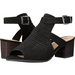 Wide Width Finley heeled sandals in EUC